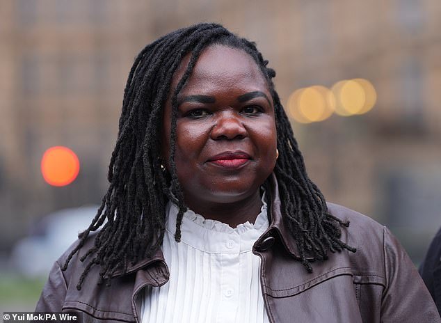 ट्रान्स पेशंटला ‘सर’ म्हटल्यावर NHS ने निलंबित केलेली नर्स आज हॉस्पिटलमध्ये कामावर परतली.