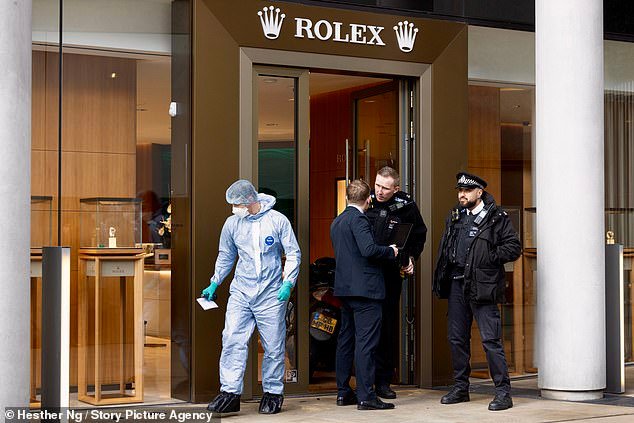 सशस्त्र दरोडेखोरांनी नाईट्सब्रिज स्टोअरवर धाडसी धाड टाकून हजारो पौंड किमतीची रोलेक्स घड्याळे चोरली.