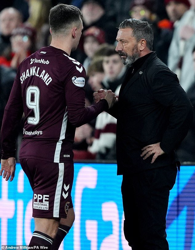 लॉरेन्स शँकलँडला झालेल्या दुखापतीमुळे त्यांच्या प्रीमियरशिपच्या बोलीवर विजेतेपदाचा ताण जाणवत आहे.