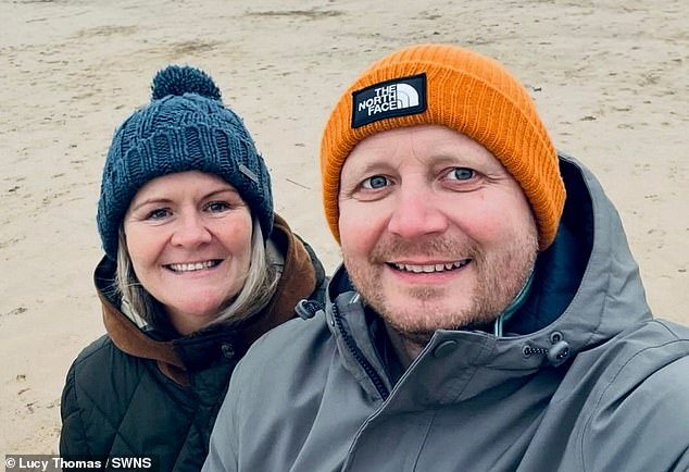 जोडप्याने £405,000 मध्ये स्वप्नातील घर घेतले, परंतु मजल्याखाली काय दडले आहे यासाठी काहीही त्यांना तयार करू शकत नाही