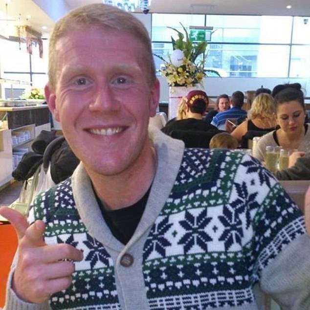 एका आईने अमली पदार्थाच्या विक्रेत्यासोबत तिच्या माजी पतीला ॲसिड हल्ल्यात ठार मारण्याचा कट रचला जेणेकरून ती श्रीमंत होऊ शकेल आणि तिला असे वाटले की तो दुखापत होण्यास “पात्र” आहे.