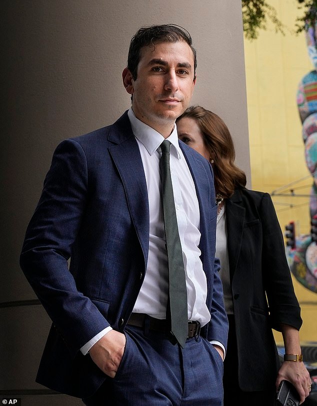 ट्रान्सजेंडर मुलांवर शस्त्रक्रिया करणाऱ्या टेक्सासच्या एका डॉक्टरने हॉस्पिटलमधील त्रासदायक प्रक्रिया उघड केल्यानंतर तिच्या सहकर्मचाऱ्यावर बलात्काराचा आरोप केला, असा एका खटल्याचा आरोप आहे.