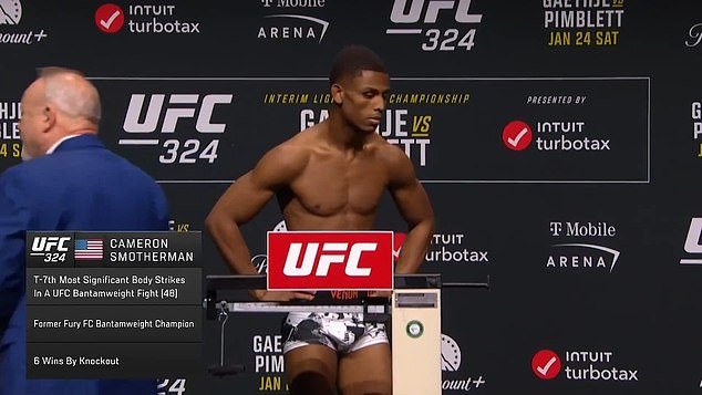 भयानक क्षण UFC स्टार थेट प्रसारणादरम्यान स्टेजवर कोसळला … लास वेगासच्या लढाईच्या फक्त 24 तास आधी