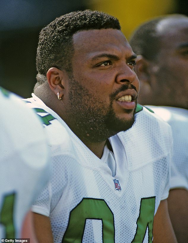 एलए बेघर शिबिरात माजी एनएफएल खेळाडूच्या हत्येमुळे सिरीयल किलरची भीती निर्माण झाली कारण पोलिस तपास इतर तीन मृत्यूंशी जोडला गेला आहे