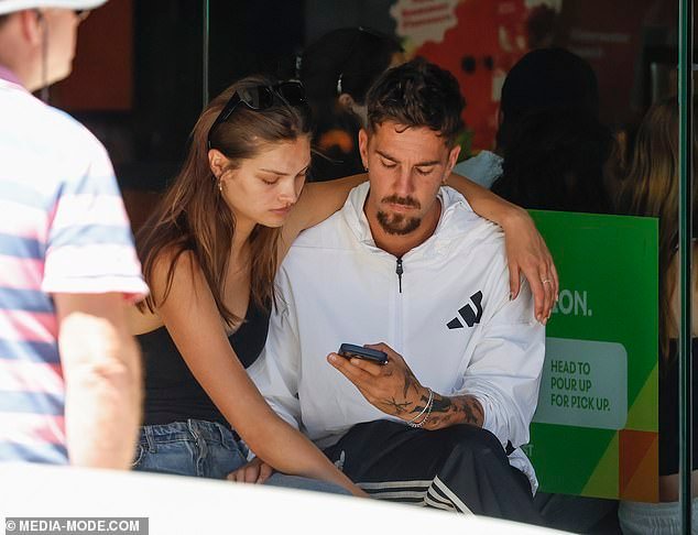 ऑसी टेनिस स्टार खेळातील तिच्या भविष्याचा विचार करत असताना उद्ध्वस्त झालेला थानासी कोक्किनाकिस मॉडेल गर्लफ्रेंड पैगे हेन्रीसोबत वेळ घालवत आहे