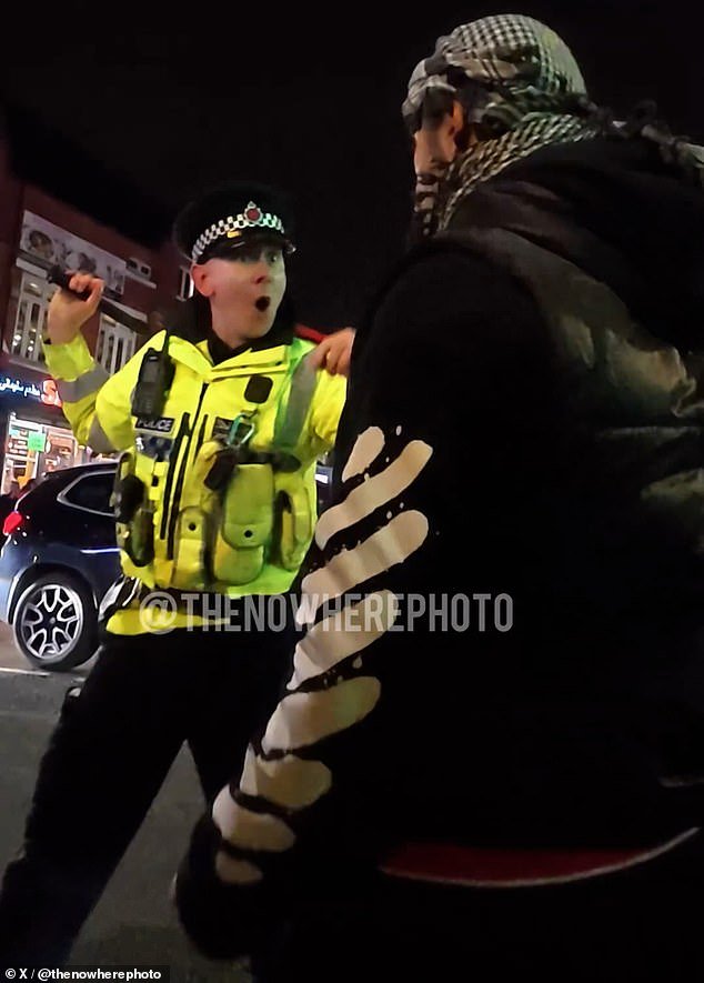 ब्रिटिश रस्त्यावर कुर्दिश आणि सीरियन गट एकमेकांशी लढत असताना कार आणि व्यवसाय नष्ट होत असताना एका माणसाला भोसकले जाते