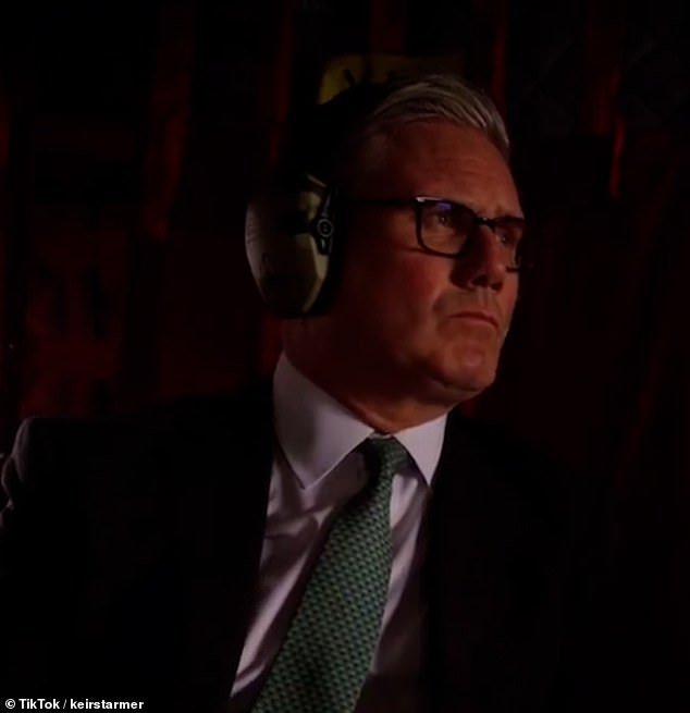 ब्रिटनच्या सशस्त्र दलांना आर्थिक संकटाचा सामना करावा लागत असल्याने केयर स्टाररने विमानवाहू जहाजांवर स्वतःच्या टॉप गनवर एक टिकटॉक व्हिडिओ पोस्ट केला आहे, पाणबुड्यांकडे पहात आहे आणि संथ गतीने चालत आहे.