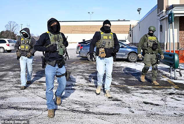 फेडरल एजंटांनी मिनियापोलिसमध्ये ‘सशस्त्र माणसाला’ गोळी मारली आणि संशयित ‘खाली’ सोडले