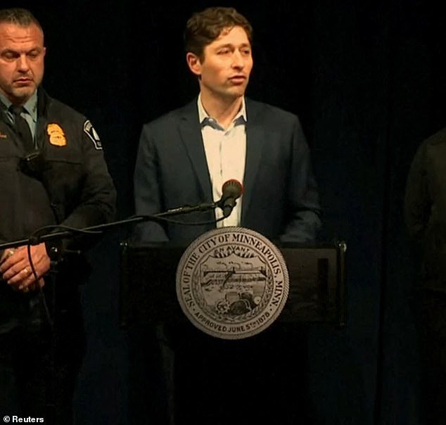 मिनियापोलिसच्या महापौरांनी डोनाल्ड ट्रम्प यांना आव्हान दिले कारण त्यांनी त्या व्यक्तीला गोळी मारल्यानंतर थेट अध्यक्षांना संबोधित केले