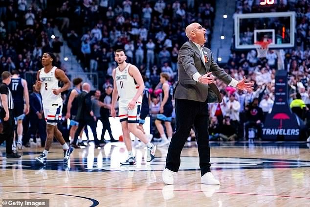 अपराजित बिग ईस्ट धावणे सुरू ठेवण्यासाठी ओव्हरटाइममध्ये लवचिक UConn कठीण विलानोव्हा आव्हानाचा सामना करते