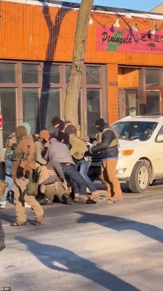 मिनेसोटामधील प्राणघातक गोळीबाराचे नवीन कोन एजंटांशी सामना केल्यानंतर पीडितेला मिरपूड फवारण्यात आल्याचे दाखवते