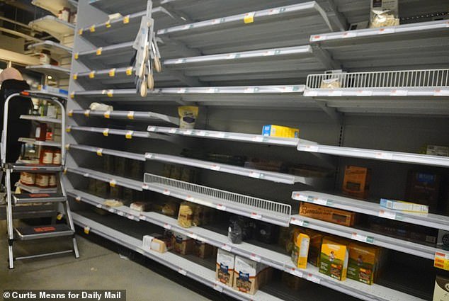 ‘भयभीत’ न्यू यॉर्कर्स बर्फाळ तापमानाला धाडस करतात आणि घाबरून होल फूड्समध्ये खरेदी करतात कारण वादळ शहरात 18 इंच बर्फ आणण्याच्या तयारीत आहे