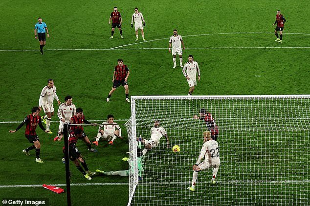 अर्ने स्लॉटचे जेकिल आणि हाइड लिव्हरपूल: एक मिनिट खूप छान पण पुढच्या क्षणाला लाजिरवाणे, बोर्नमाउथने उडवलेले हे मुद्दे त्याने हाताळले पाहिजेत, असे लुईस स्टील लिहितात