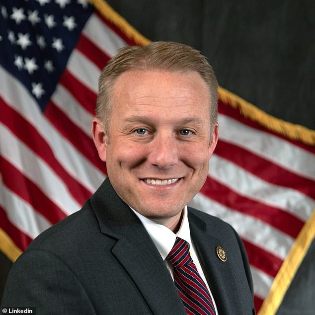 राज्य अन्वेषकांचा आरोप आहे की होमलँड सिक्युरिटी विभागाने वॉरंटची उपस्थिती असूनही एजंटना ॲलेक्स प्रीटी गुन्ह्यातून प्रतिबंधित केले.