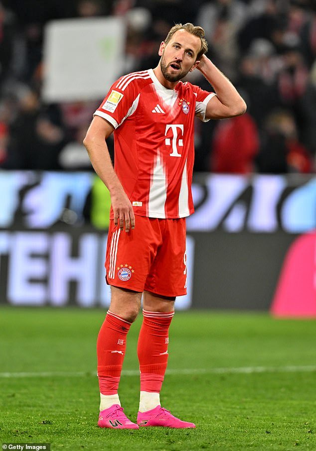 व्हिन्सेंट कोम्पनीच्या ‘अजिंक्य’ आशा संपुष्टात आणण्यासाठी बुंडेस्लिगातील सर्वात मोठ्या धक्क्यांपैकी एकामध्ये बायर्न म्युनिचला जबरदस्त धक्का दिल्यानंतर ऑग्सबर्गने हॅरी केनची क्रूरपणे थट्टा केली.