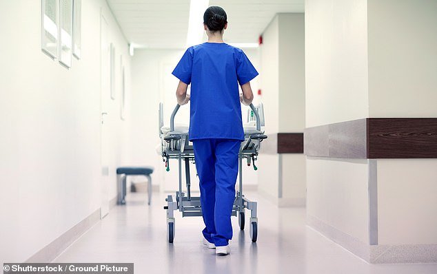 ब्रिटनमधील जवळपास निम्मे फ्रंटलाइन कामगार हिवाळ्यात दिवसाचा प्रकाश न पाहता तीन किंवा त्याहून अधिक दिवस घालवतात, असे एका अभ्यासानुसार