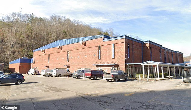 मध्यम शालेय खेळ गोंधळात उतरत असताना, अवास्तव बास्केटबॉलचा चाहता मुलांसमोर फेकला जातो