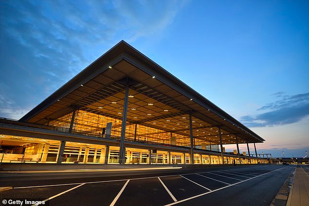 कथित युरोपियन हल्ल्याची योजना केल्याच्या आरोपाखाली एका संशयित हमास सदस्याला जर्मन विमानतळावर अटक करण्यात आली