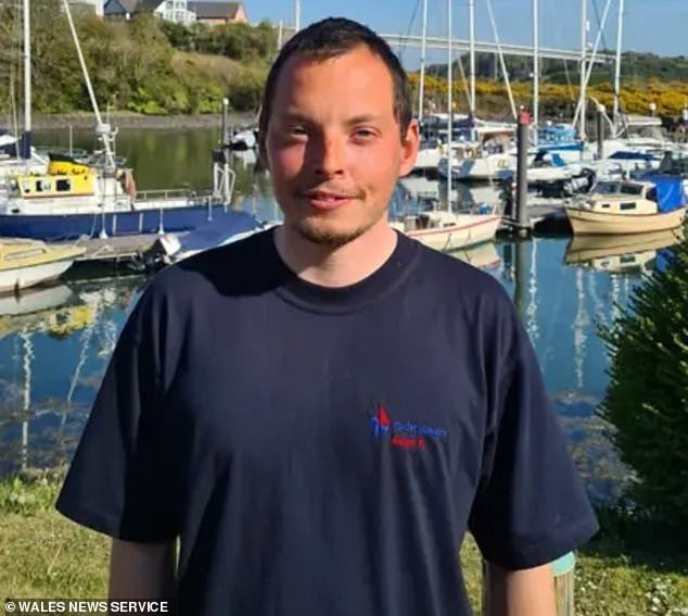 15 वर्षीय स्पीडबोट चालकाने 25 मैल प्रतितास वेगाने प्रवाशांनी भरलेल्या बोटीला धडक दिली.