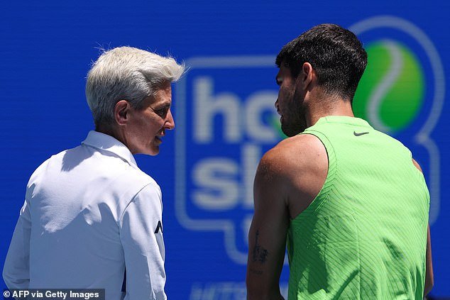 ऑस्ट्रेलियन ओपन स्पर्धेपूर्वी जागतिक क्रमवारीत अव्वल स्थानावर असलेला कार्लोस अल्काराझ ॲलेक्स डी मिनासोबत बंदी घालण्यात आलेला यंत्र वापरताना पकडला गेला.