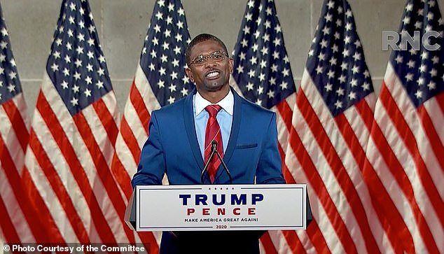 प्रो-ट्रम्प माजी मिनेसोटा एनएफएल स्टारचा दावा आहे की राज्य डेमोक्रॅट आयसीईचा द्वेष करतात कारण ‘आम्ही त्यांच्या मतदारांना निर्वासित करत आहोत’