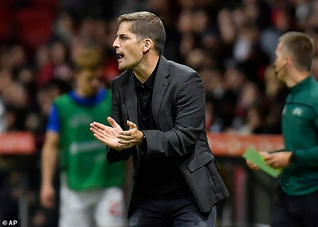 Chatgpt वापरल्याबद्दल फुटबॉल व्यवस्थापकाला नोकरीवरून काढून टाकले! माजी स्पेन बॉसने ‘बदलीसाठी एआयचा वापर केला आणि सामान्य ज्ञानाकडे दुर्लक्ष करून 28 तास तारे जागृत ठेवले’