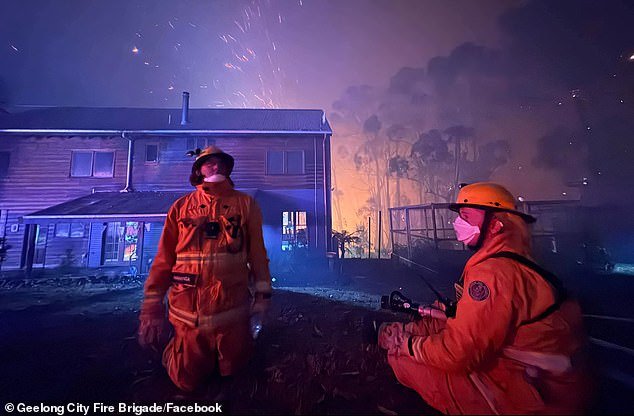 व्हिक्टोरियामध्ये अनेक नियंत्रणाबाहेरील बुशफायर जळत असल्याने आपत्कालीन स्थलांतराचे आदेश कायम आहेत