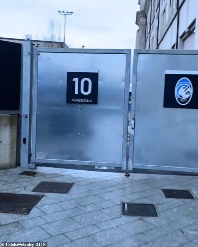 इंग्लिश फुटबॉल फॅन चॅम्पियन्स लीग स्टेडियममध्ये प्रवेश करतो – अगदी स्पष्ट पासवर्डसह भाग्यवान झाल्यानंतर!