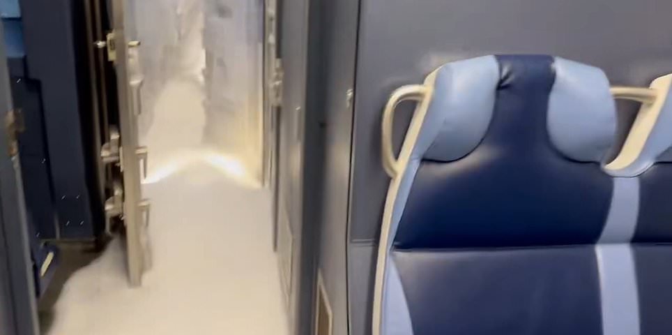 ऐतिहासिक हिवाळ्यातील वादळामुळे आणखी 4,000 ट्रिप रद्द झाल्यामुळे विचित्र ट्रेन बर्फाने भरली: थेट अद्यतने