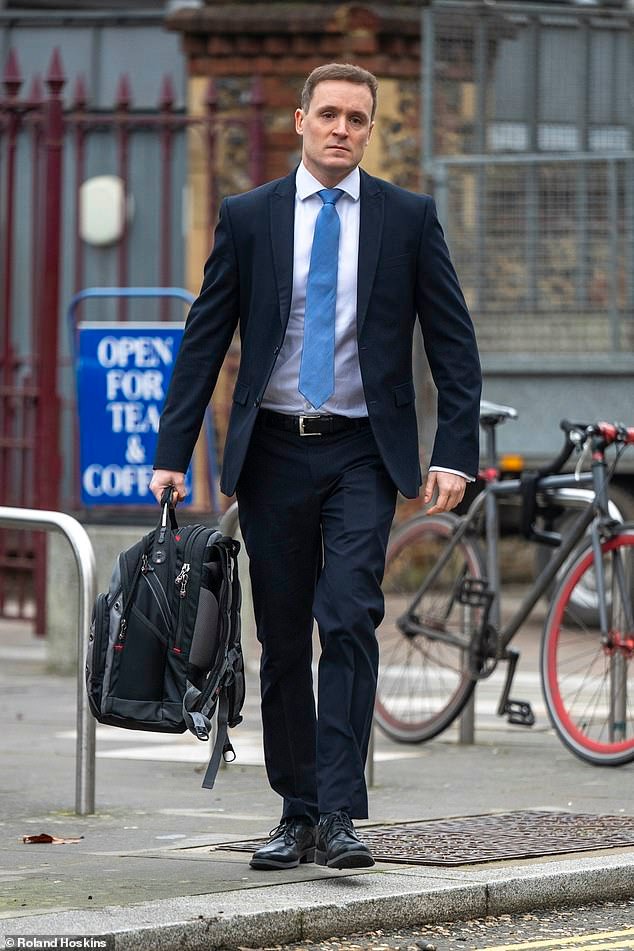 एका ब्रिटीश एअरवेजच्या पायलटने मित्राला व्हिडिओ पाठवण्यापूर्वी फ्लाइट अटेंडंटशी जुळलेल्या फ्लाइट अटेंडंटशी “गुप्तपणे” सेक्स चित्रित केले.