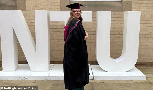 एका 40 वर्षीय पुरुषाने एका ‘सुंदर’ युनिव्हर्सिटीच्या विद्यार्थिनीचा ‘थोडक्यात’ संबंध संपुष्टात आणल्यानंतर तिला चाकूने भोसकून ठार मारल्यानंतर तुरुंगात जीवनाचा सामना करावा लागतो.