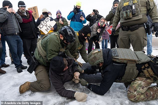 एक रहस्यमय गट ICE एजंट्सच्या शोधात आहे, कारण सुरक्षा तज्ञांनी चेतावणी दिली आहे की अमेरिकन जीवन धोक्यात आहे