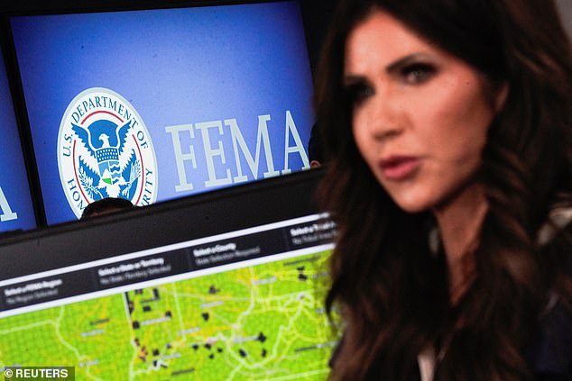 व्हाईट हाऊसमधील क्रिस्टी नोएमचे चाहते ॲलेक्स पेरेट्टीच्या शूटिंगला प्रतिसाद देण्यास अयशस्वी का झाले यासाठी एका धाडसी नवीन निमित्ताने स्नोला दोष देतात.