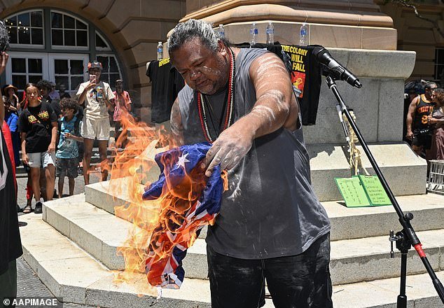 आक्रमण दिनाच्या रॅलीमध्ये फर्स्ट नेशन्सच्या माणसाने ऑस्ट्रेलियन ध्वज का पेटवला