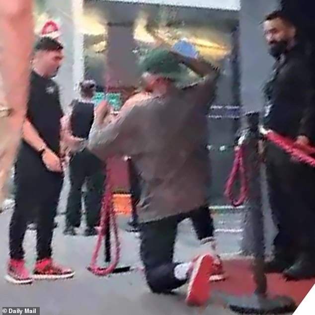 ऑस्ट्रेलियन ओपन क्रॅश होण्यापूर्वी निक किर्गिओसच्या वाइल्ड वीकेंडची संपूर्ण कथा: टेनिस स्टारने सकाळी 7 वाजता मेलबर्न नाईटक्लबमधून विचारले, पंतप्रधानांबद्दल टोमणे मारली आणि मित्रांनी हाताळले… दुसऱ्या दिवशी पुन्हा असे करण्यापूर्वी