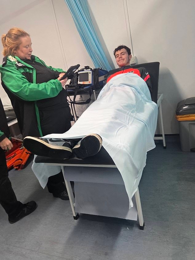 पोर्ट्समाउथ बॉल बॉय, 16, साउथॅम्प्टनशी डर्बी चकमकीदरम्यान फ्लॅशबँग स्फोटानंतर श्रवणशक्ती गमावली आणि ‘हादरली’ – कारण त्याच्या आईने आघाताने तोंड उघडले