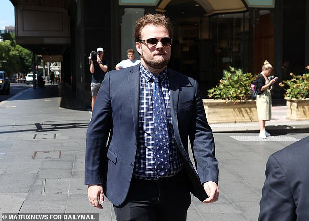 नॉक्स व्याकरणाचा शिक्षक 15 वर्षांच्या मुलाला ग्राइंडरवर सेक्ससाठी तयार केल्याबद्दल दोषी आढळला आहे.