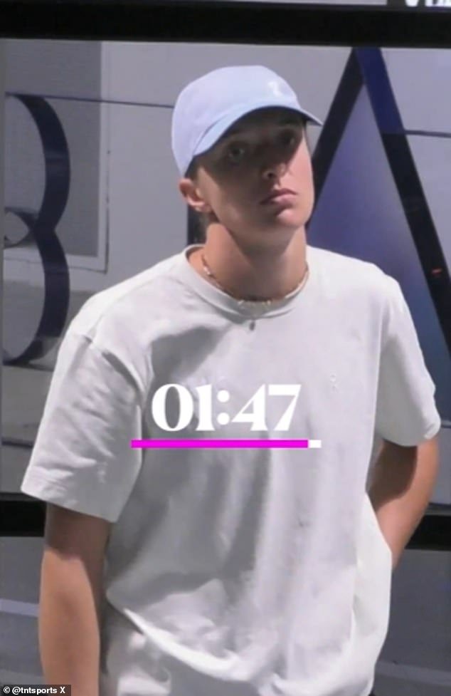 ऑस्ट्रेलियन ओपनच्या सर्वात मोठ्या स्टारपैकी एकाला सुरक्षा रक्षकांनी सांगितले की ती मेलबर्न पार्कमध्ये प्रवेश करू शकत नाही तो क्षण पहा