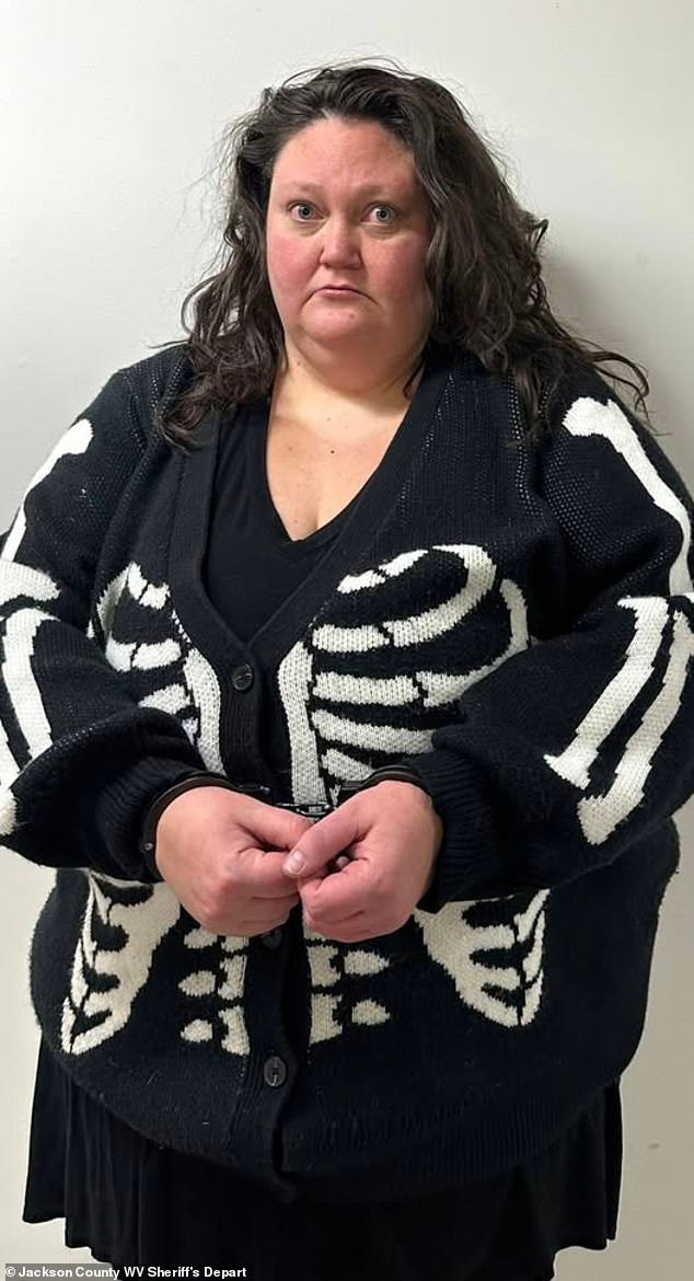 ट्रम्प यांच्या हत्येच्या कटात सोशल मीडियावर इतरांची भरती करण्याचा प्रयत्न केल्यावर भितीदायक जाकीट घातलेल्या महिलेला अटक करण्यात आली.