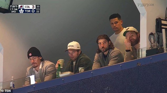 NHL ने जखमी तारेला शिक्षा उघड केली आहे ज्याने संघाचा पराभव पाहताना टीव्ही कॅमेऱ्यावर पक्षी पलटवला.