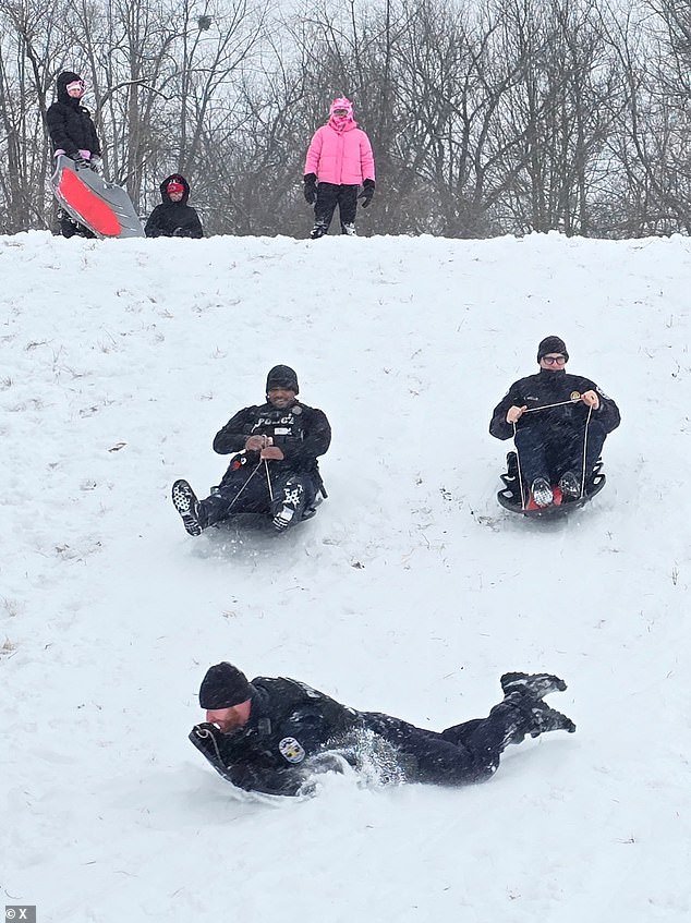 घातक वादळामुळे सोशल मीडियावर ‘अशांत’ संदेशांची लाट आल्याने पोलिस विभागाने ट्वीटच्या ‘टोन’बद्दल माफी मागितली
