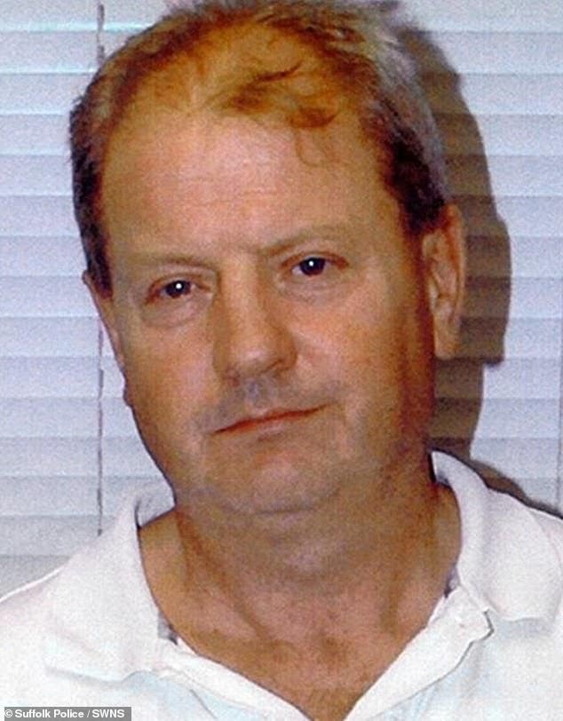 सफोक किलर स्टीव्ह राईट प्रथमच हत्येची कबुली देत आहे, त्याने 1999 मध्ये एका किशोरवयीन मुलीच्या हत्येचा गुन्हा कबूल केला – त्याने इप्सविचच्या रस्त्यावर सेक्स कर्मचाऱ्यांना दहशत माजवण्याच्या काही वर्षांपूर्वी.