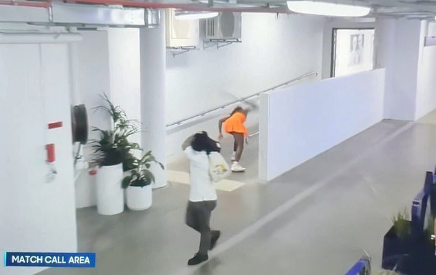 ऑस्ट्रेलियन ओपनच्या उपांत्यपूर्व फेरीत जागतिक क्रमवारीत 3 व्या क्रमांकावर असलेली युक्रेनियन स्टार एलिना स्विटोलिना हिच्याकडून अवघ्या 59 मिनिटांत पराभूत झाल्याने कोको गॉफने कोर्टातून बाहेर पडल्यानंतर काही क्षणांत तिचे रॅकेट तोडले.