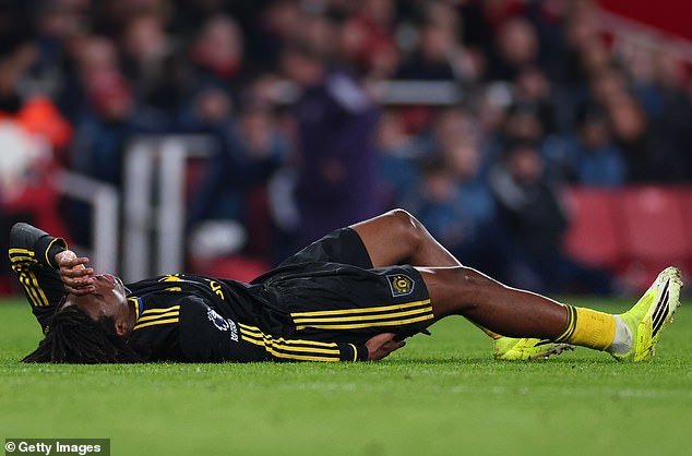 मॅन युनायटेड पॅट्रिक डोर्गूच्या दुखापतीने हादरले: आर्सेनलवर विजय मिळवताना वासराच्या समस्येचा सामना केल्यानंतर दीर्घ स्पेल आउटसाठी इन-फॉर्म डेन सेट