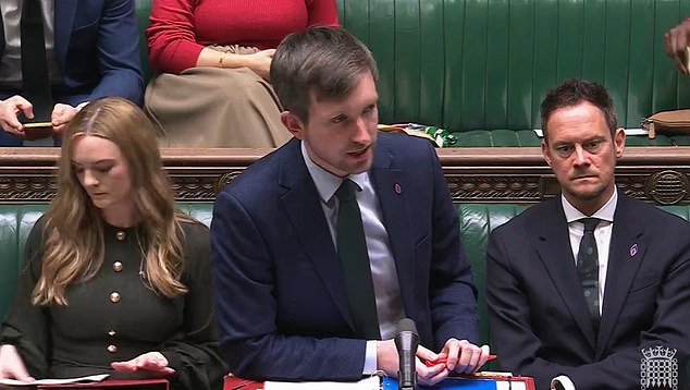 लेबरच्या नवीनतम यू-टर्नमध्ये पब्सना पुढील तीन वर्षांसाठी व्यवसाय दरांवर 15% सवलत मिळेल – परंतु ‘तात्पुरते स्टिकिंग प्लास्टर’ बद्दलच्या रागामुळे आदरातिथ्य अधिक व्यापकपणे कमी होते