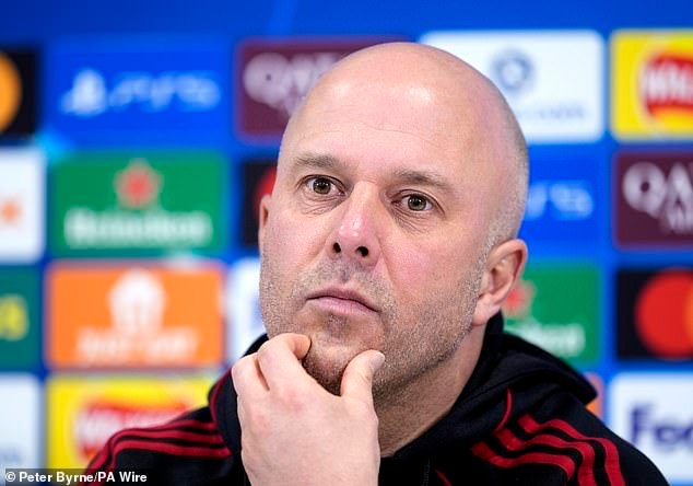 अर्ने स्लॉटने लिव्हरपूल समीक्षकांवर जोरदार हल्ला चढवला, दुखापतीचे संकट आणि खराब फॉर्म दरम्यान ‘आम्ही ज्या संघर्षांना सामोरे जात आहोत हे त्यांना कळले तर त्यांना अधिक समजेल’ असा आग्रह धरला.