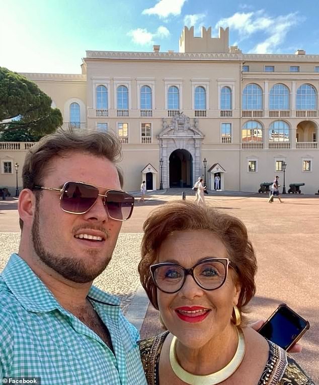 ‘ममीज सन’च्या पीडोफाइल खाजगी शाळेच्या पडझडीच्या आत: $ 45,000 नॉक्स ग्रामर स्कूलचे नाटक शिक्षक त्याच्या सोशलाईट आईसह युरोपमध्ये सुट्टीवर कसे गेले… त्याला अटक झाल्यानंतर