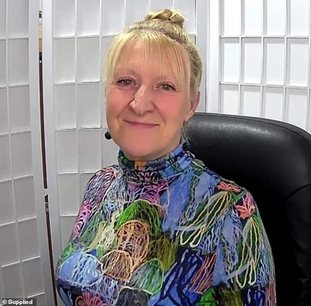 एका ऑस्ट्रेलियन महिलेचा दावा आहे की तिला रात्री उशिरा एलियन्सचा सामना करावा लागला आणि त्यांनी जे केले ते तिला घाबरले