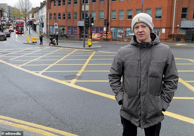 ‘यलो बॉक्स तज्ञ’ ला भेटा जो वाहनचालकांना अन्यायकारक दंड भरण्यासाठी पैसे उकळत असलेल्या कौन्सिलशी युद्ध करत आहे – आणि तुम्हाला दंड झाला तर तुम्ही काय करावे