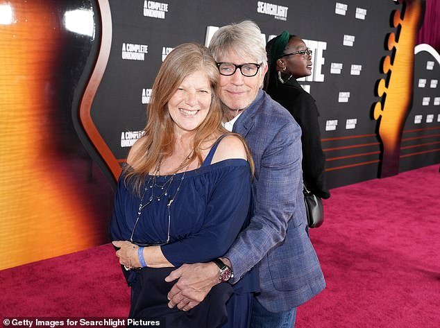 हॉलीवूडच्या सोनेरी कुटुंबाने त्याच्या अटकेच्या दशकांपूर्वी ग्राफिक लैंगिक मागण्या केल्याबद्दल बदनाम वेस्ट विंग अभिनेता टिमोथी बसफिल्डचा पर्दाफाश करण्याचा प्रयत्न केला.